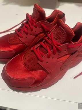 Nike women’s Air Huarache Sneaker